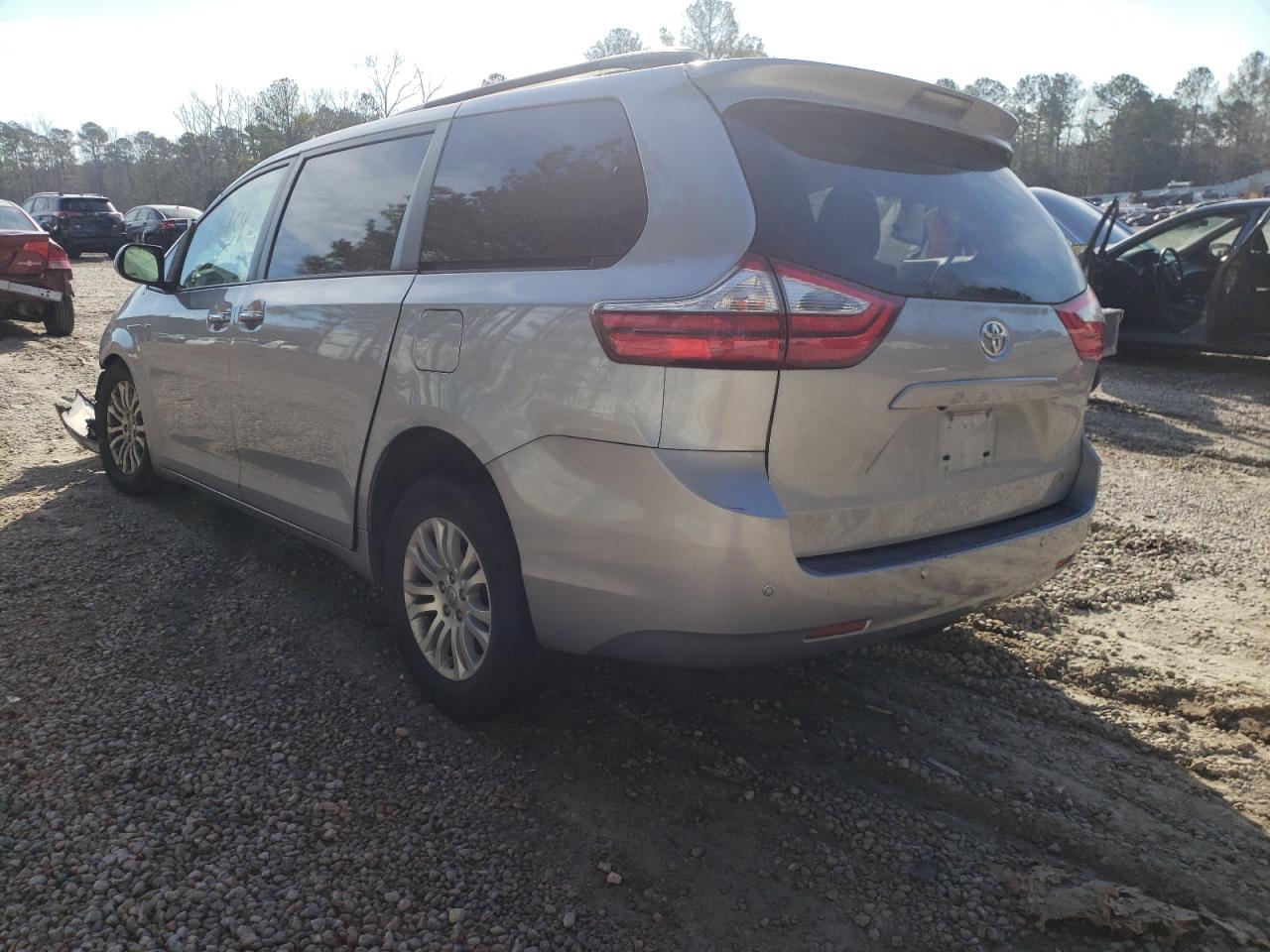 Photo 3 from auction – 2017 TOYOTA SIENNA XLE with VIN 5TDYZ3DCXHS891678