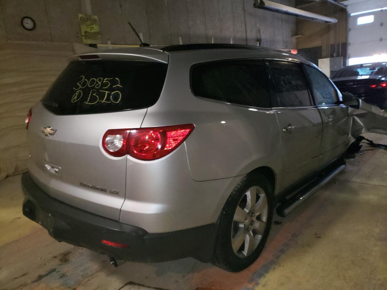 Photo 4 from auction – 2011 CHEVROLET TRAVERSE L with VIN 1GNKVLEDXBJ300852