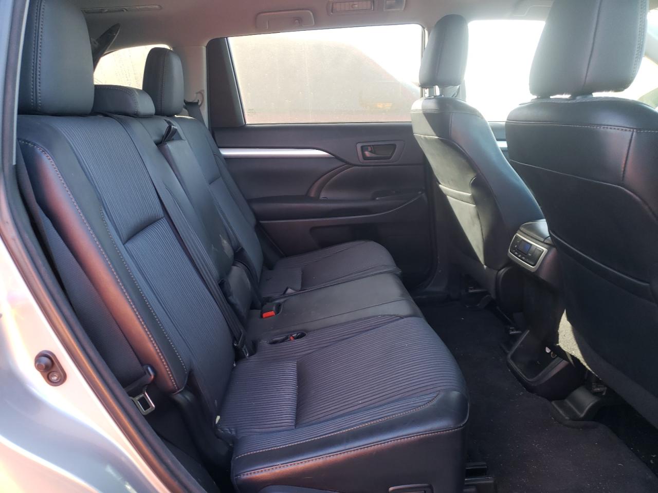 Photo 6 from auction – 2015 TOYOTA HIGHLANDER with VIN 5TDBKRFH8FS165076