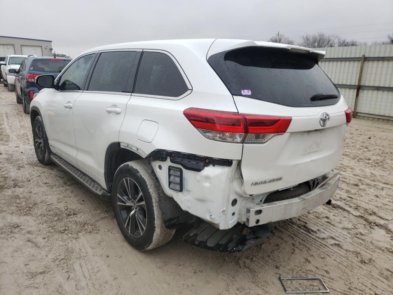 Photo 3 from auction – 2017 TOYOTA HIGHLANDER with VIN 5TDZARFH5HS025491