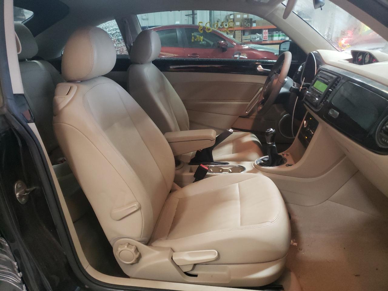 Photo 5 from auction – 2013 VOLKSWAGEN BEETLE with VIN 3VWRL7AT7DM663985