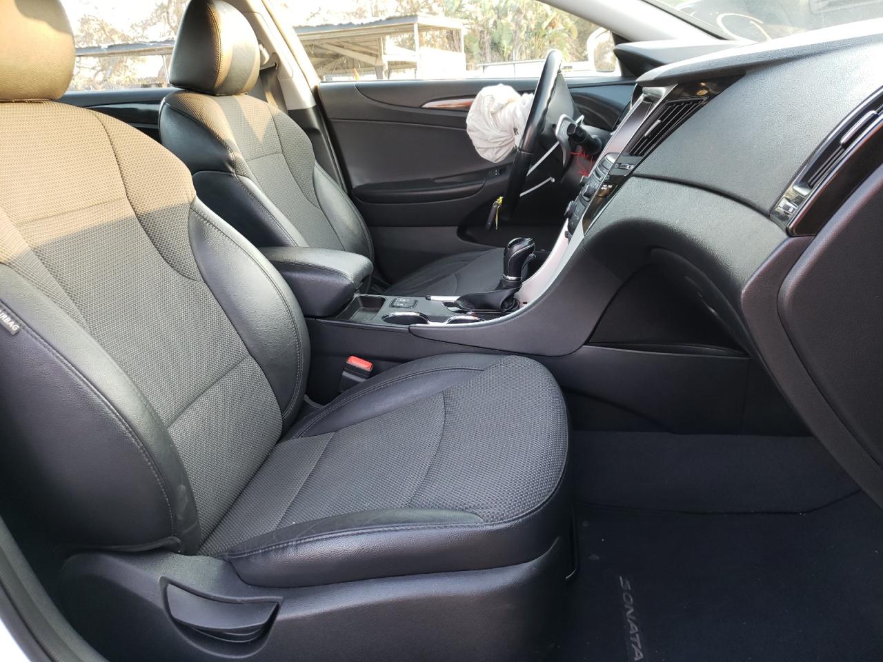 Photo 5 from auction – 2014 HYUNDAI SONATA SE with VIN 5NPEC4AB7EH903681