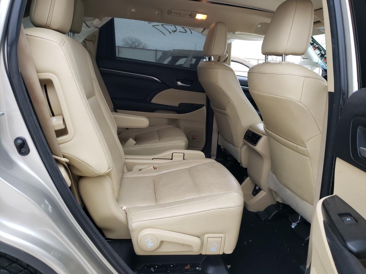 Photo 6 from auction – 2015 TOYOTA HIGHLANDER with VIN 5TDDKRFH3FS171358