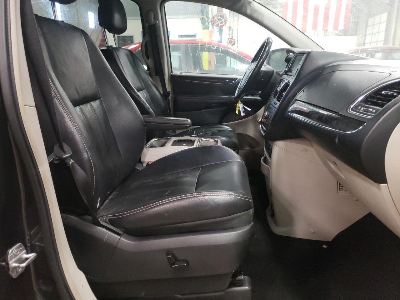 Photo 5 from auction – 2011 CHRYSLER TOWN & COU with VIN 2A4RR8DG3BR797074