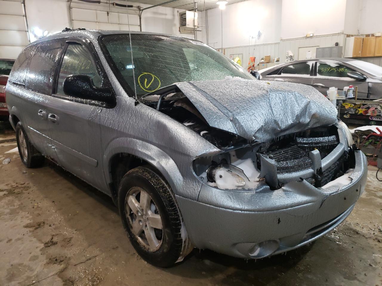 DODGE GRAND CARA 2005 with VIN 2D4GP44L85R477376 - Photo from auction
