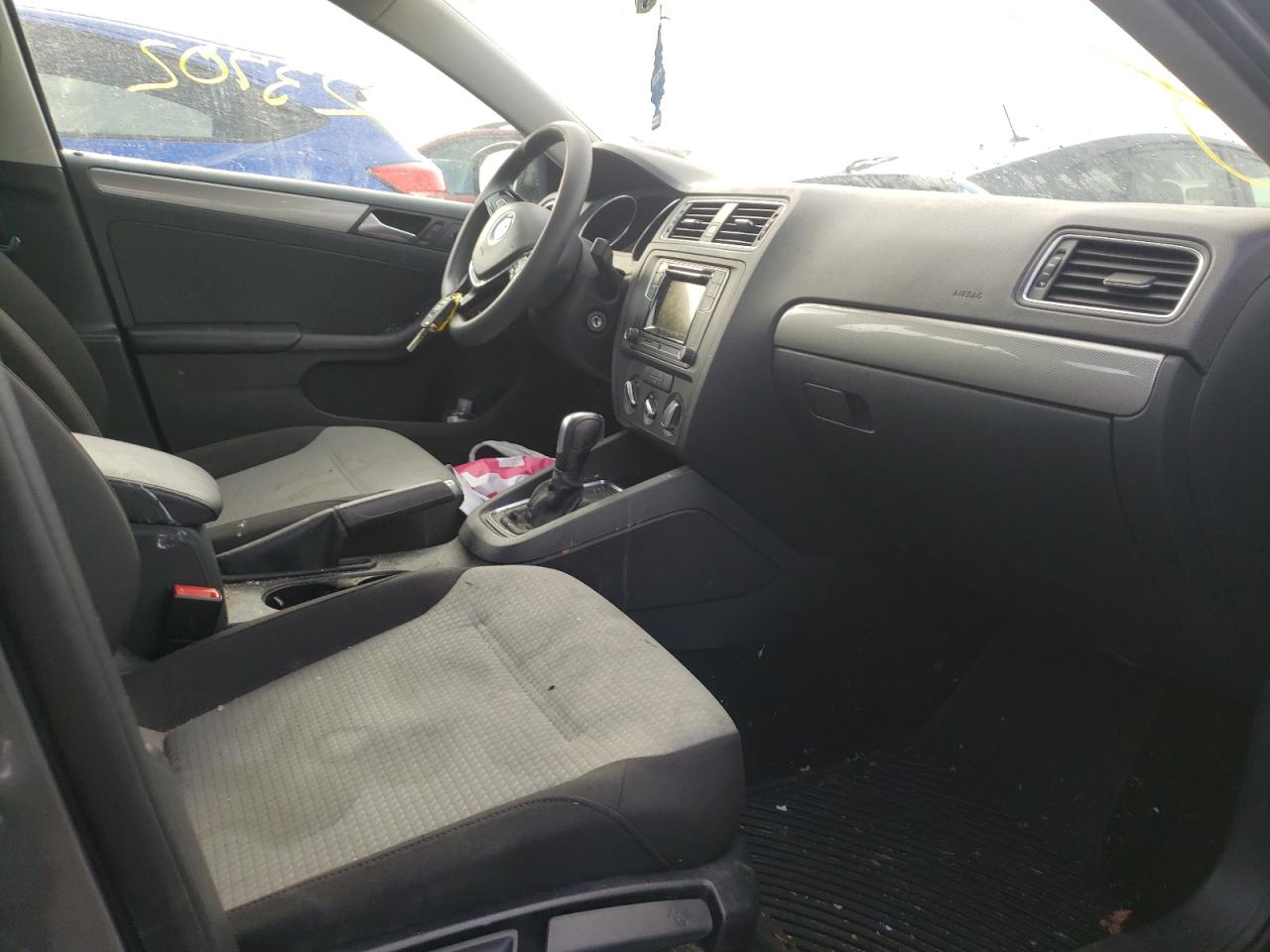Photo 5 from auction – 2017 VOLKSWAGEN JETTA S with VIN 3VW2B7AJ4HM336792
