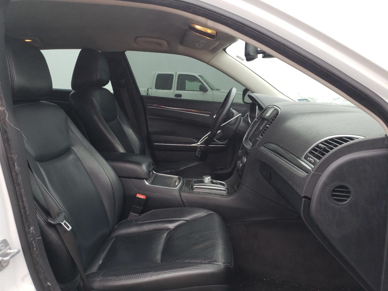 Photo 5 from auction – 2017 CHRYSLER 300 LIMITE with VIN 2C3CCAAG8HH664984