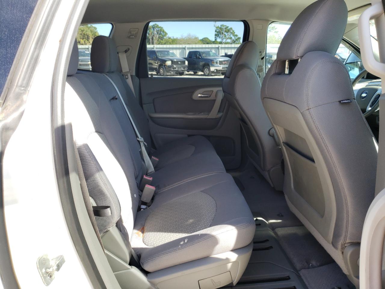 Photo 6 from auction – 2011 CHEVROLET TRAVERSE L with VIN 1GNKRFEDXBJ404683