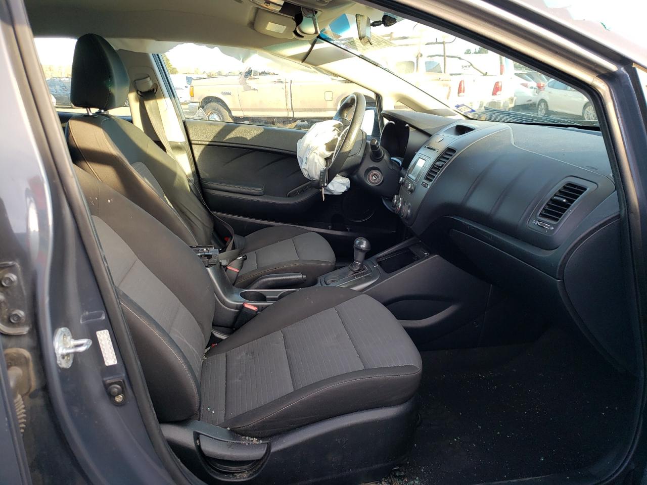 Photo 5 from auction – 2016 KIA FORTE LX with VIN KNAFX4A60G5564693