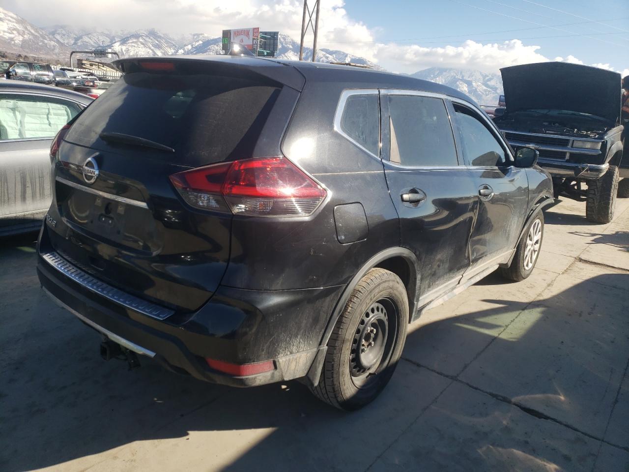Photo 4 from auction – 2018 NISSAN ROGUE S with VIN KNMAT2MT2JP502769