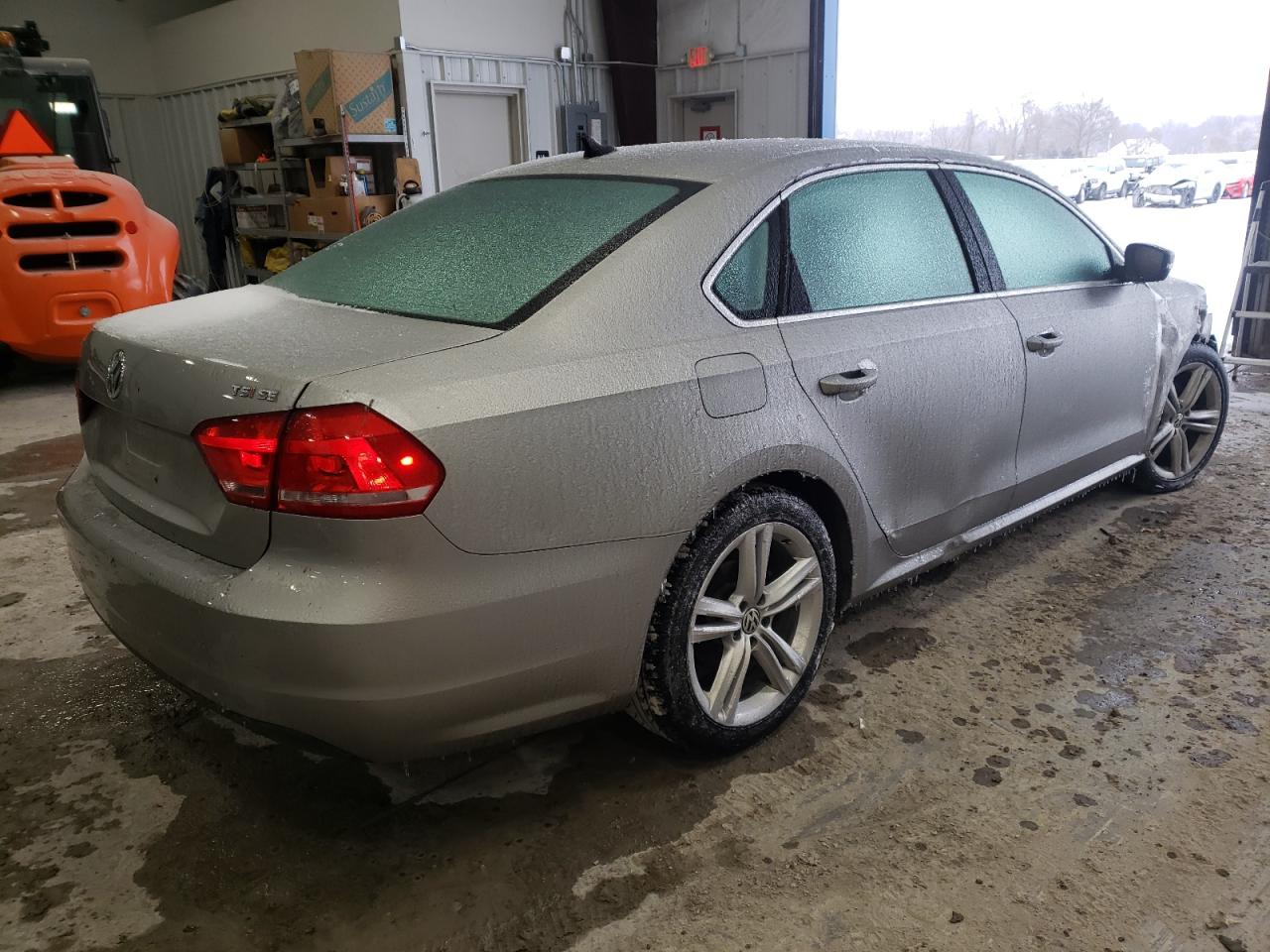 Photo 4 from auction – 2014 VOLKSWAGEN PASSAT SE with VIN 1VWBS7A33EC069711
