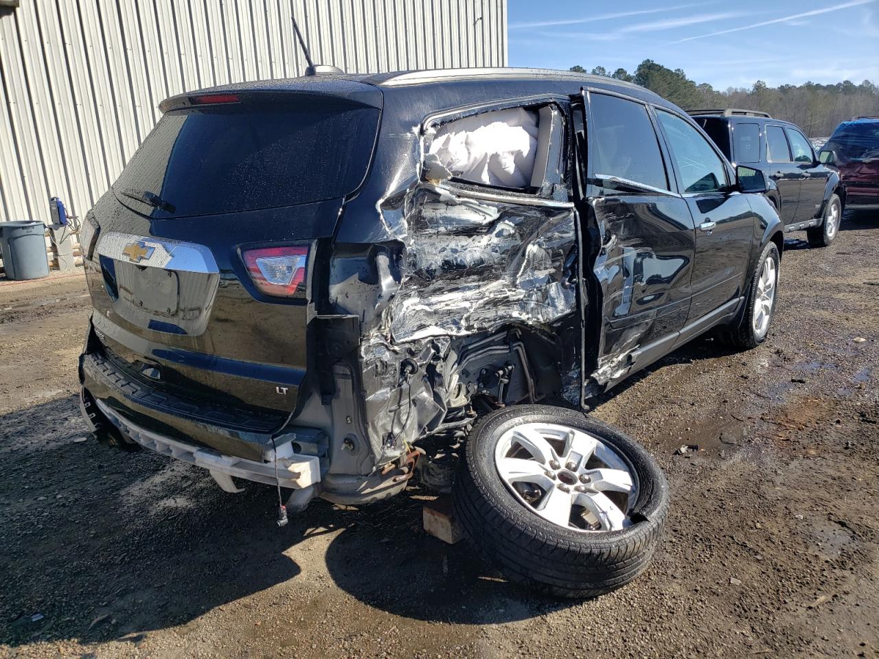 Photo 4 from auction – 2017 CHEVROLET TRAVERSE L with VIN 1GNKRGKD4HJ232623