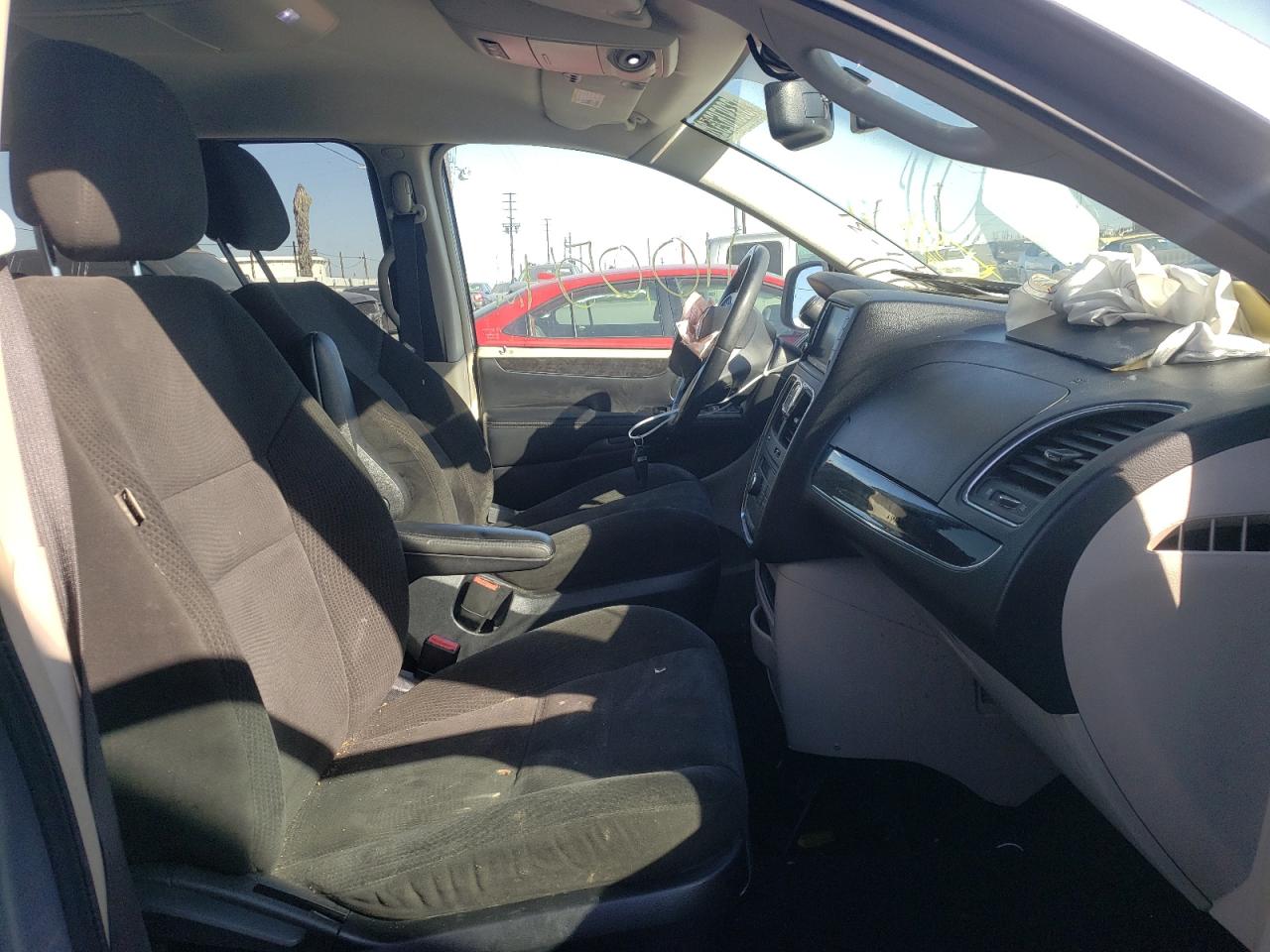 Photo 5 from auction – 2015 CHRYSLER TOWN & COU with VIN 2C4RC1BG3FR609693