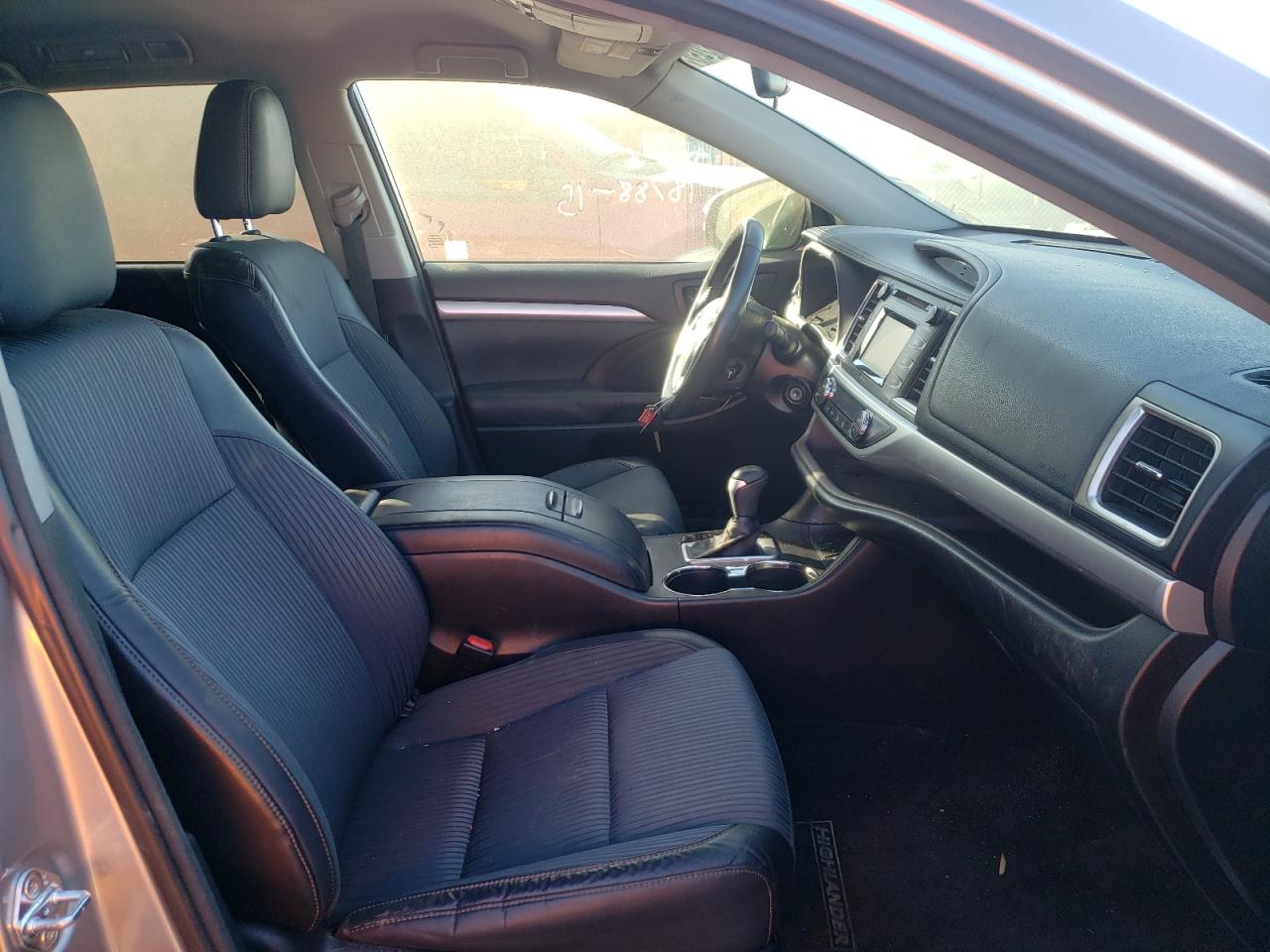 Photo 5 from auction – 2015 TOYOTA HIGHLANDER with VIN 5TDBKRFH8FS165076