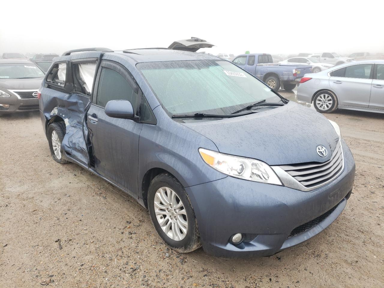 TOYOTA SIENNA XLE 2015 with VIN 5TDYK3DC0FS638919 - Photo from auction