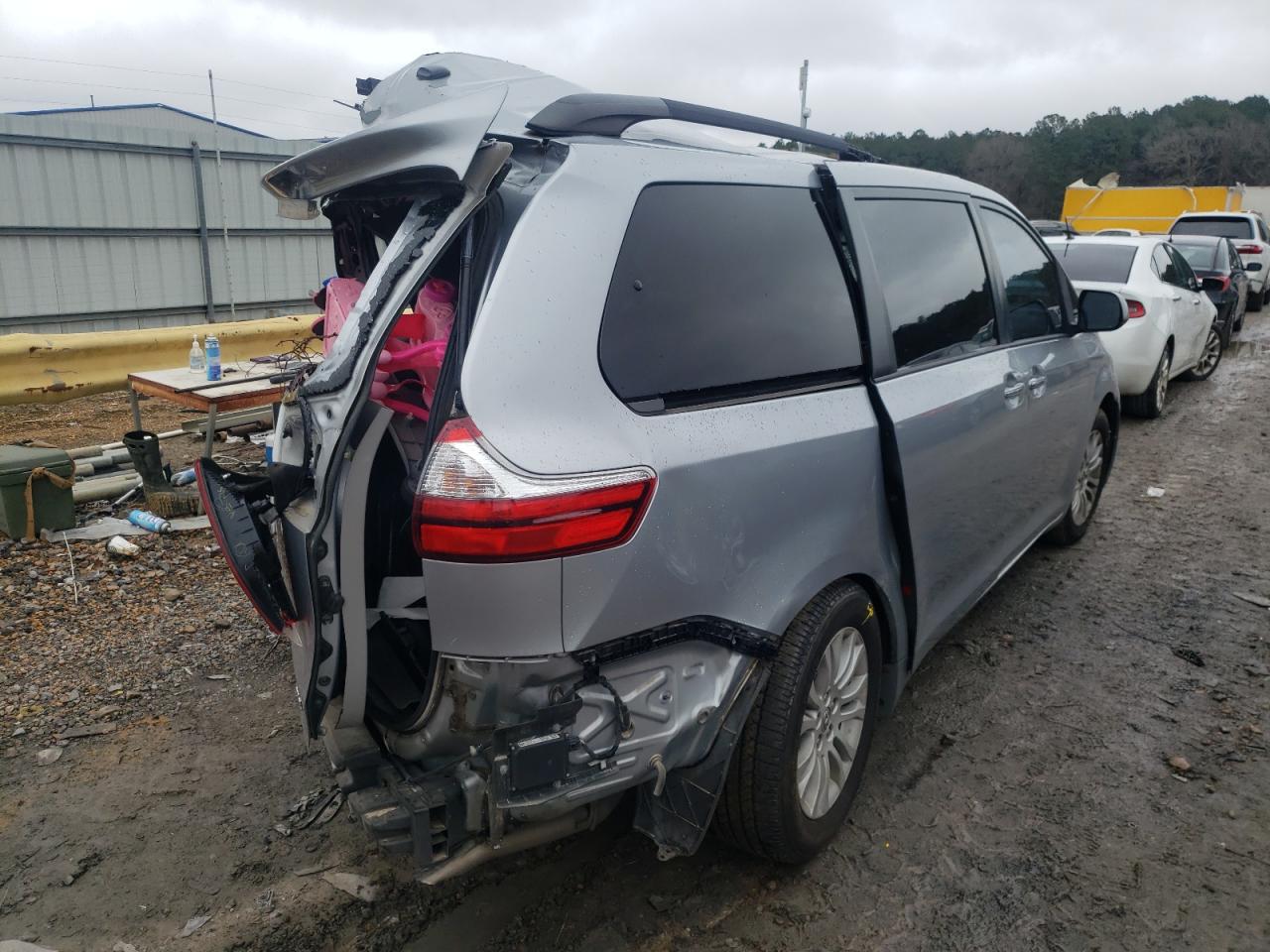 Photo 4 from auction – 2015 TOYOTA SIENNA XLE with VIN 5TDYK3DC8FS642779