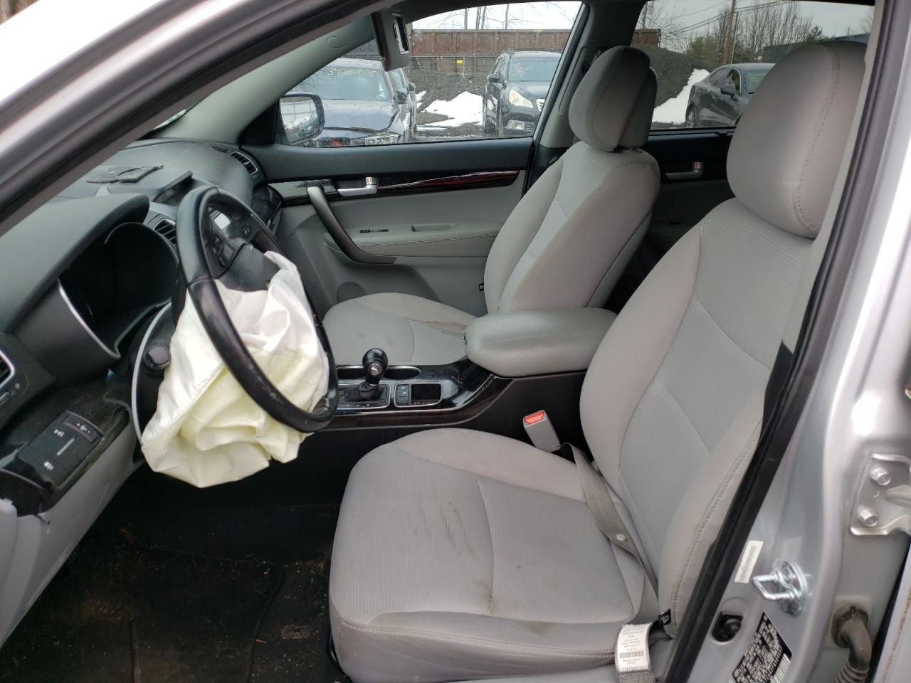 Photo 5 from auction – 2015 KIA SORENTO LX with VIN 5XYKTCA62FG584697