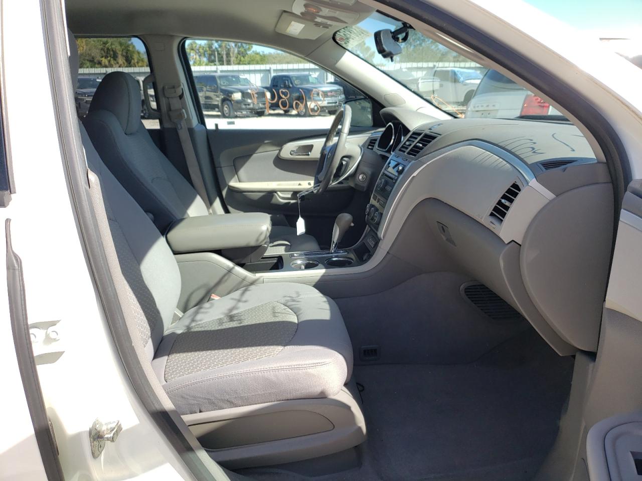 Photo 5 from auction – 2011 CHEVROLET TRAVERSE L with VIN 1GNKRFEDXBJ404683