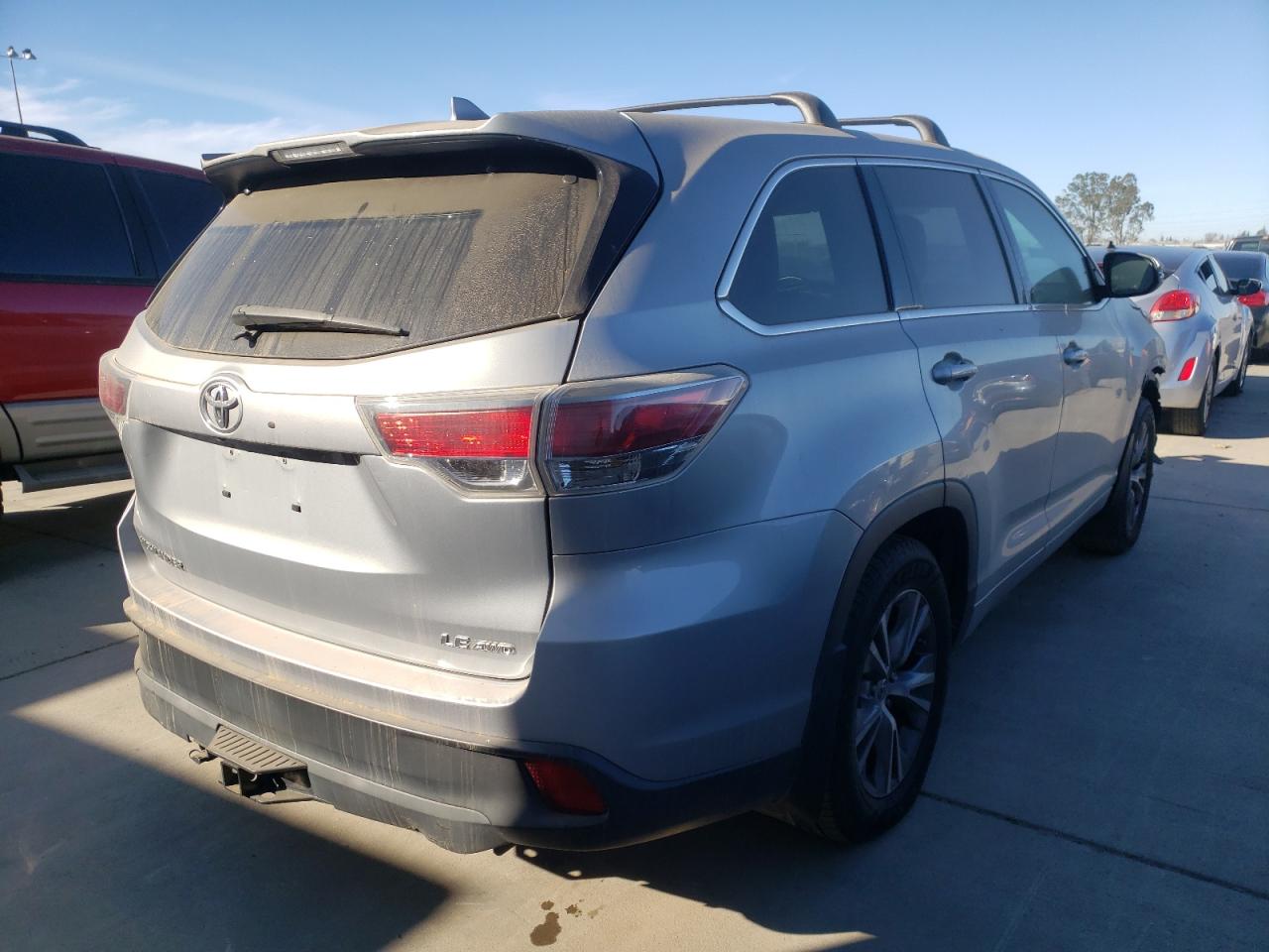Photo 4 from auction – 2015 TOYOTA HIGHLANDER with VIN 5TDBKRFH8FS165076
