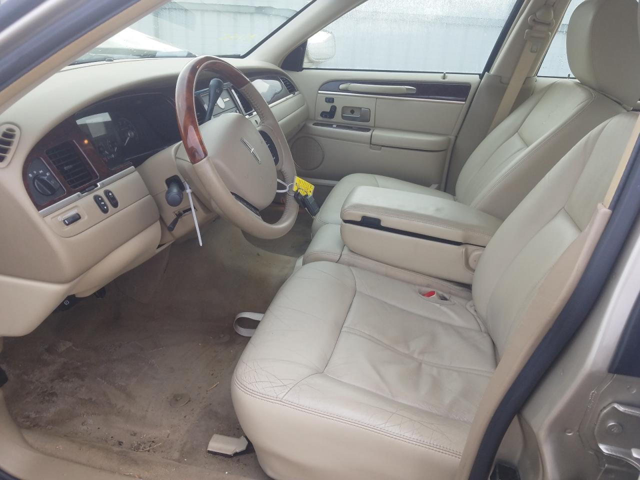 Photo 5 from auction – 2011 LINCOLN TOWN CAR S with VIN 2LNBL8CV0BX750620