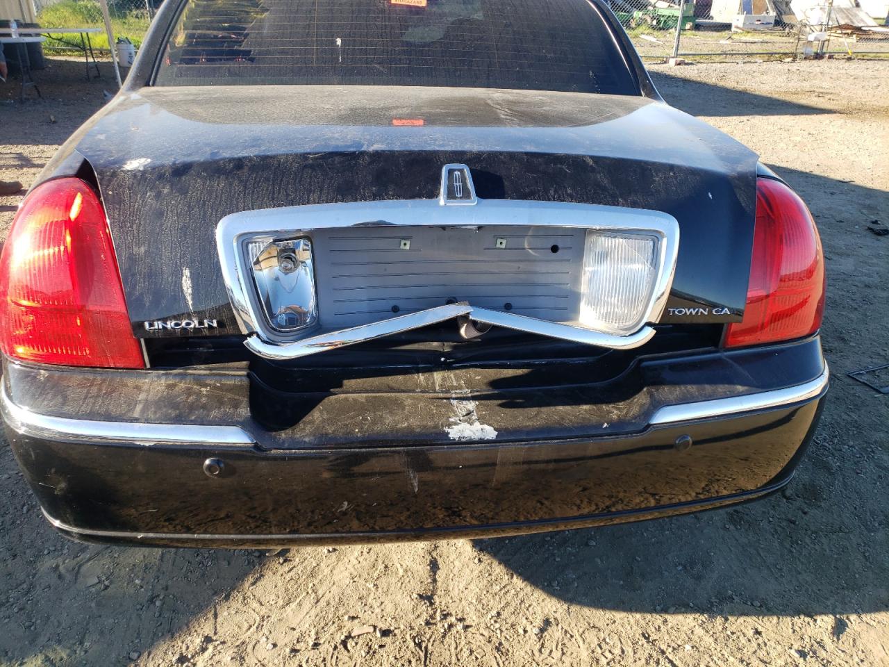 Photo 9 from auction – 2004 LINCOLN TOWNCAR with VIN 1LNHM83W74Y658357