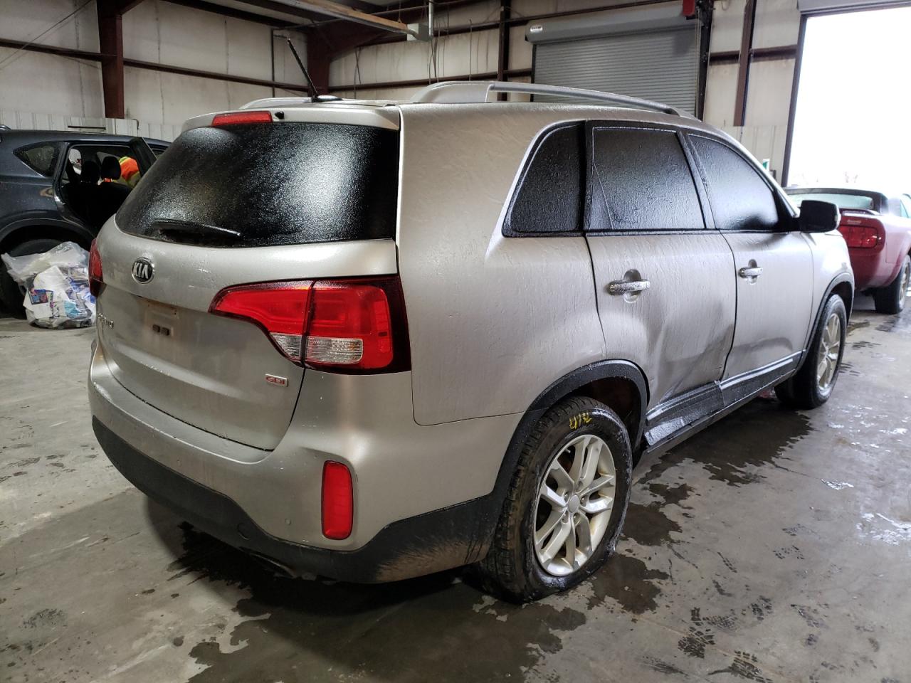 Photo 4 from auction – 2015 KIA SORENTO LX with VIN 5XYKT3A67FG659555