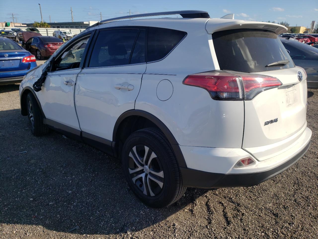 Photo 3 from auction – 2018 TOYOTA RAV4 LE with VIN JTMZFREV5JJ155315