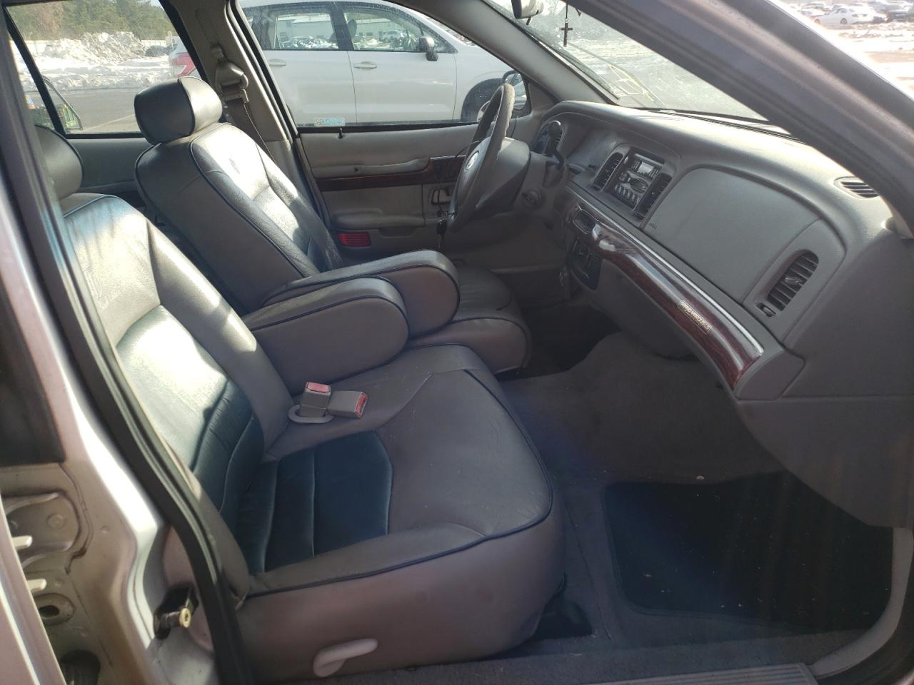 Photo 5 from auction – 2001 MERCURY GRAND MARQ with VIN 2MEFM74W71X648636
