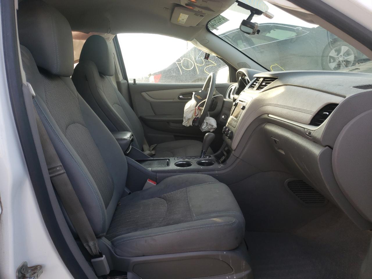 Photo 5 from auction – 2017 CHEVROLET TRAVERSE L with VIN 1GNKRFKD1HJ277951