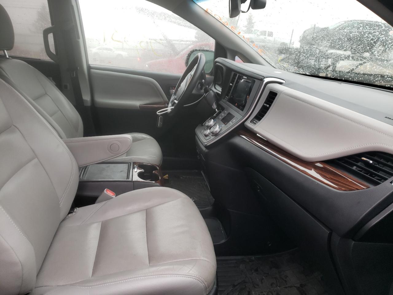 Photo 5 from auction – 2015 TOYOTA SIENNA XLE with VIN 5TDDK3DC3FS109284