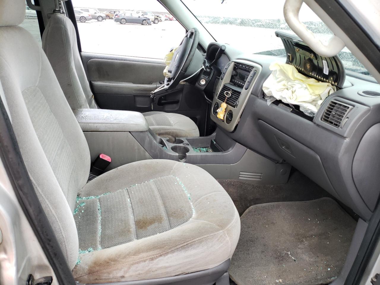 Photo 5 from auction – 2005 FORD EXPLORER X with VIN 1FMZU63K05UB41979