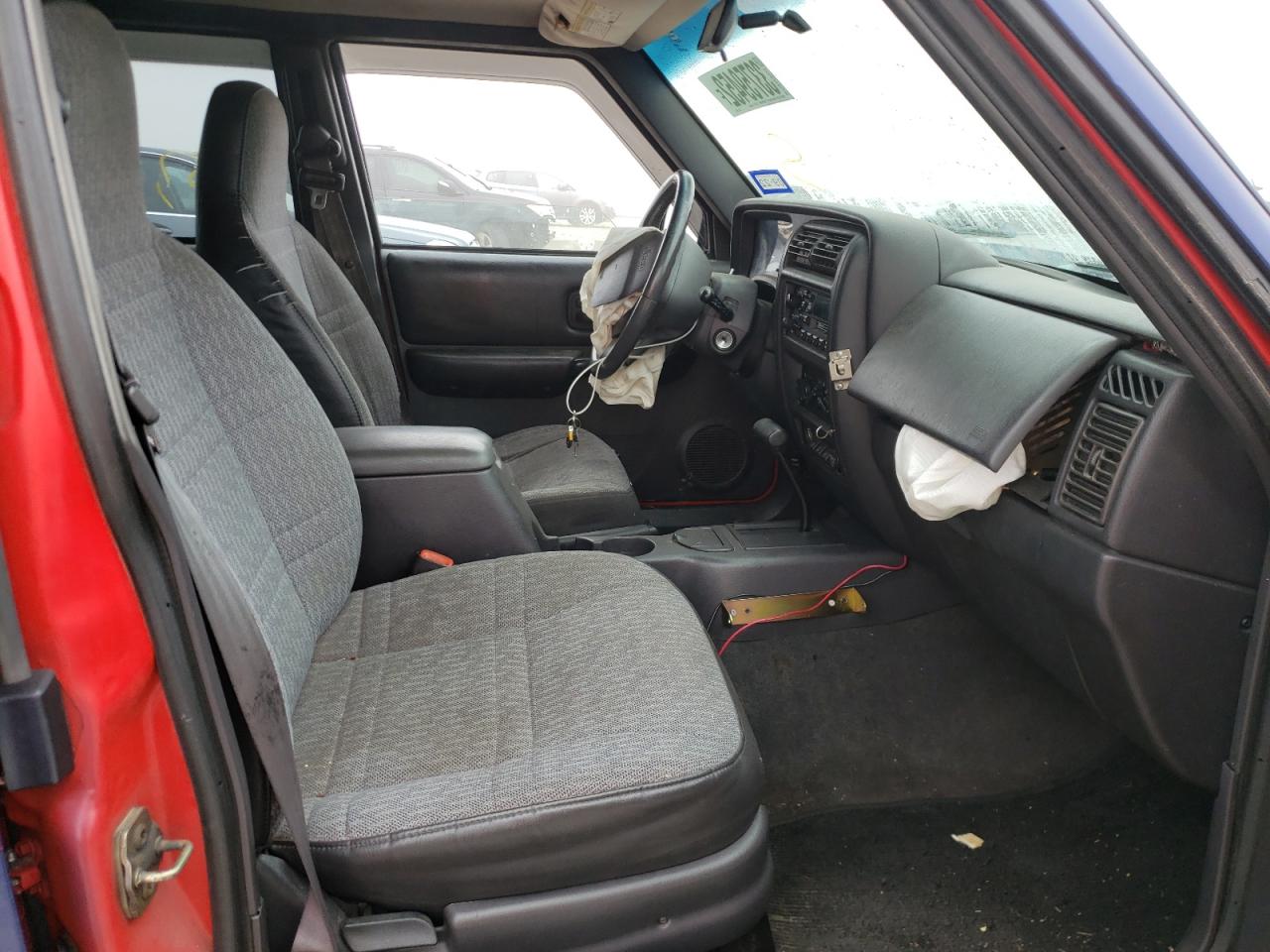 Photo 5 from auction – 2000 JEEP CHEROKEE S with VIN 1J4FT48S3YL143513