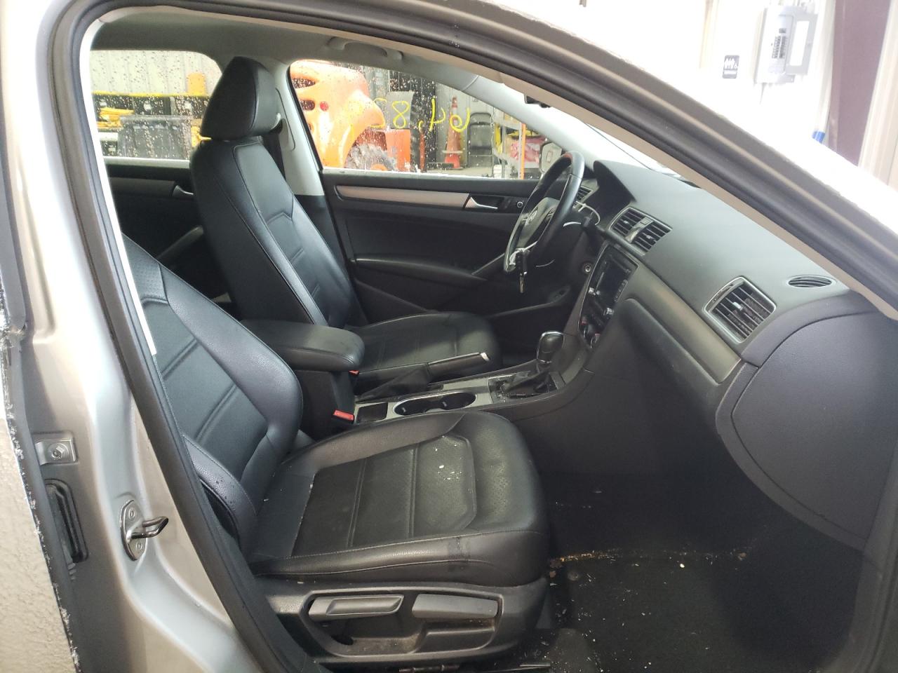 Photo 5 from auction – 2014 VOLKSWAGEN PASSAT SE with VIN 1VWBS7A33EC069711