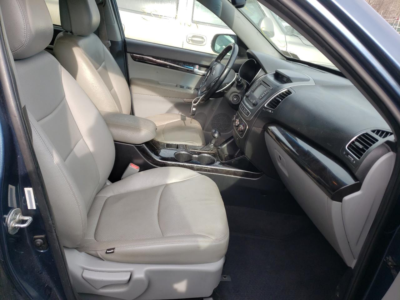 Photo 5 from auction – 2015 KIA SORENTO LX with VIN 5XYKTCA65FG605476