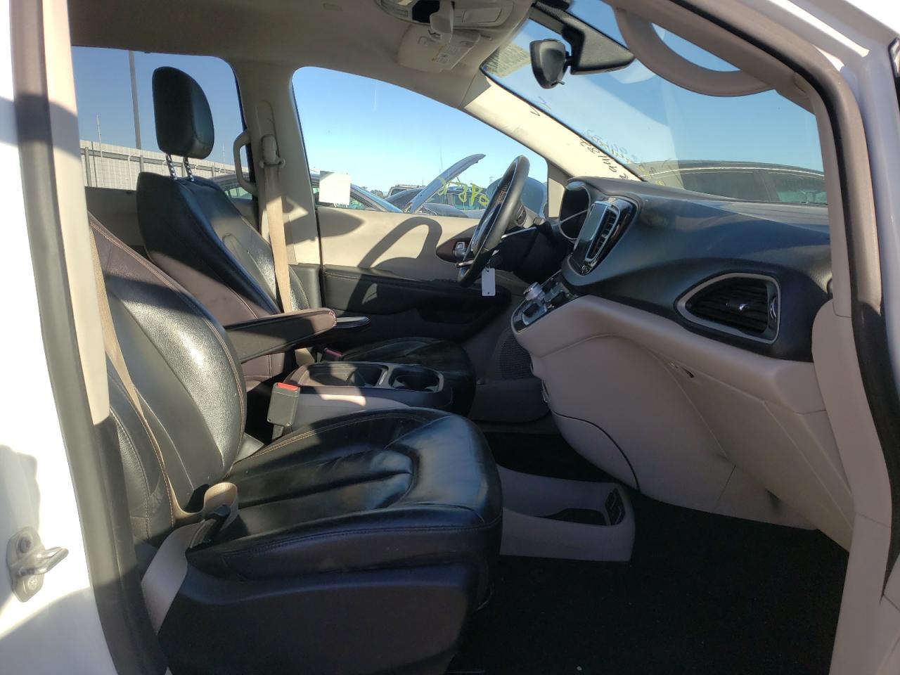 Photo 5 from auction – 2017 CHRYSLER PACIFICA T with VIN 2C4RC1BG9HR831528
