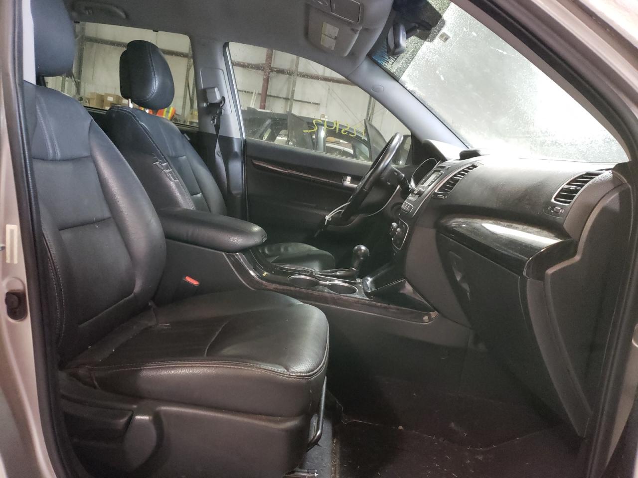 Photo 5 from auction – 2015 KIA SORENTO LX with VIN 5XYKT3A67FG659555