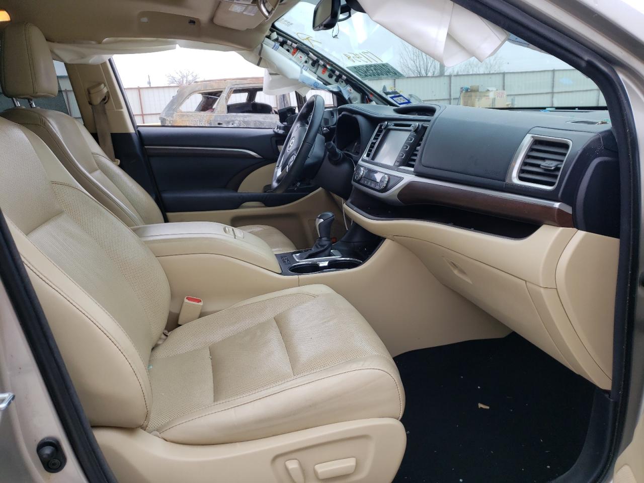 Photo 5 from auction – 2015 TOYOTA HIGHLANDER with VIN 5TDDKRFH3FS171358