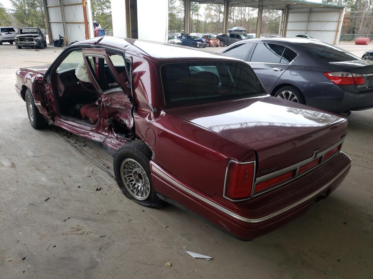 Photo 3 from auction – 1997 LINCOLN TOWN CAR E with VIN 1LNLM81W5VY693851