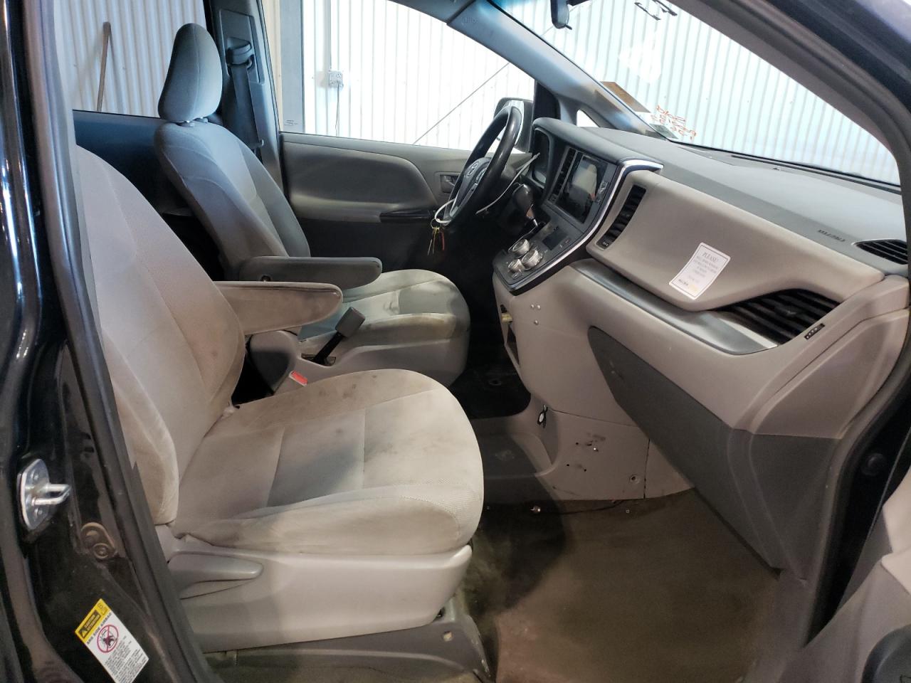 Photo 5 from auction – 2017 TOYOTA SIENNA with VIN 5TDZZ3DC3HS780992