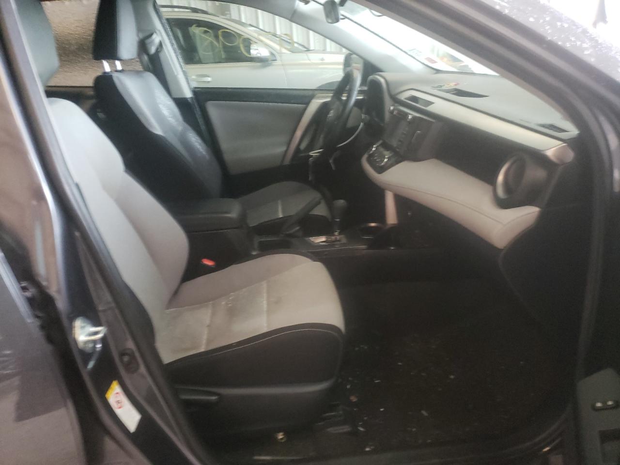 Photo 5 from auction – 2017 TOYOTA RAV4 XLE with VIN JTMWFREV8HD101552
