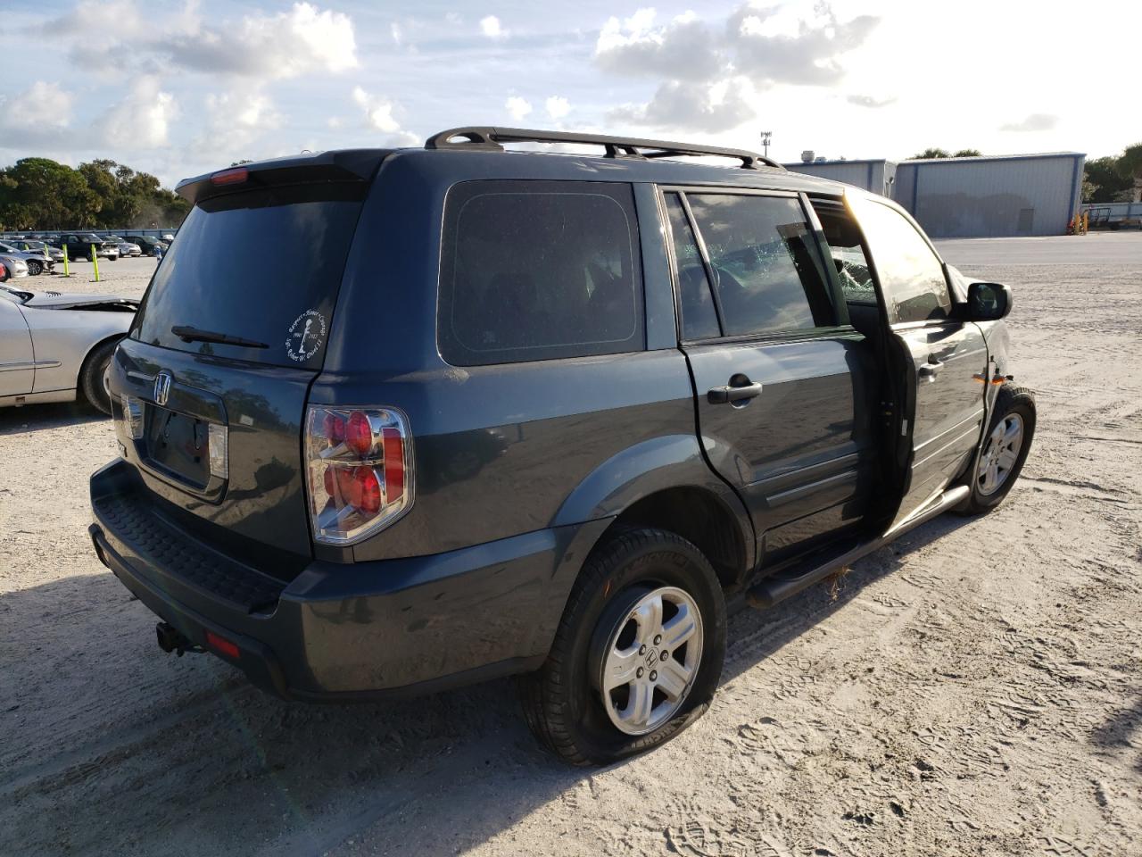 Photo 4 from auction – 2006 HONDA PILOT LX with VIN 5FNYF28176B041343