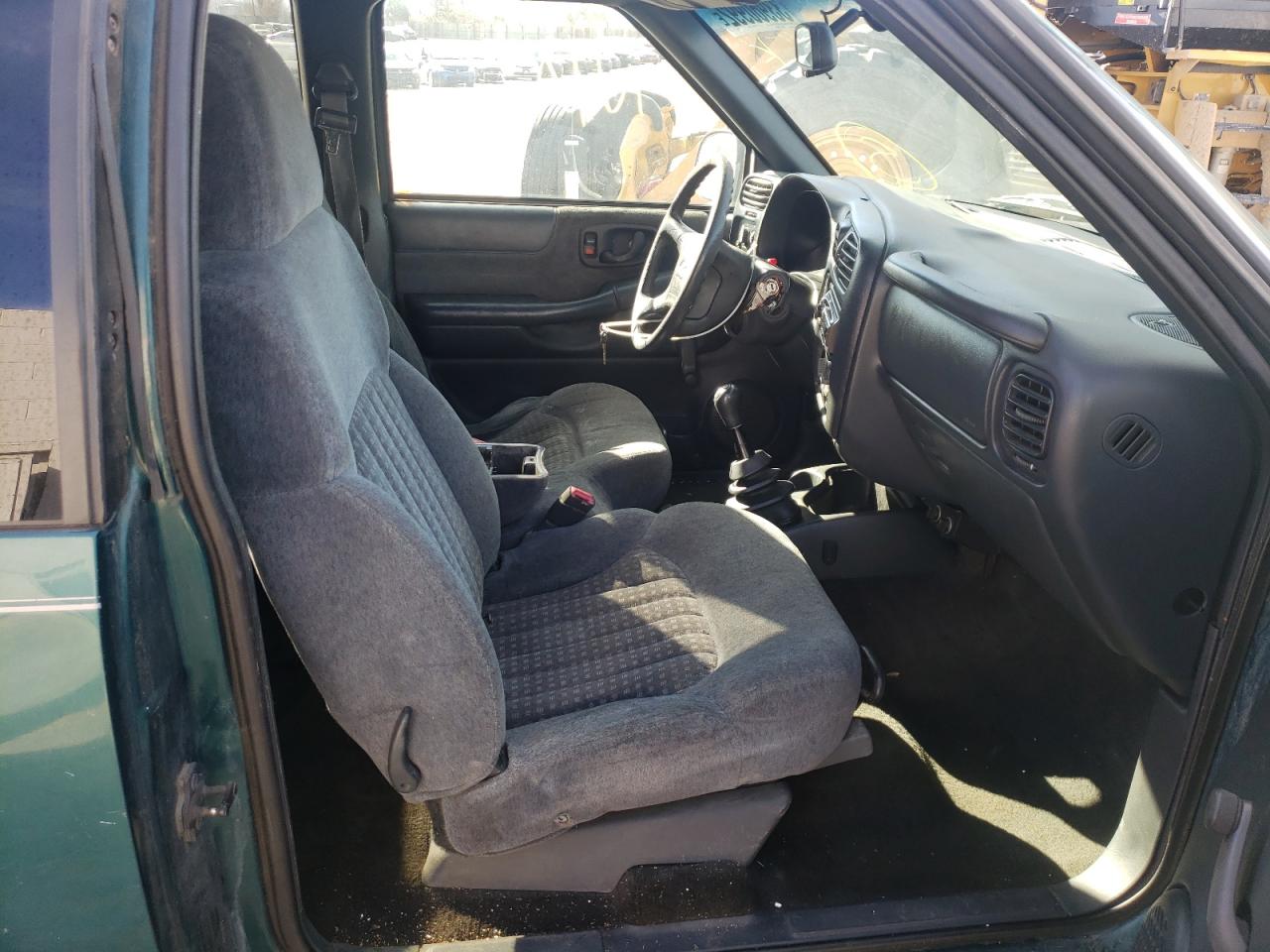 Photo 5 from auction – 1998 CHEVROLET S10 with VIN 1GCCS1946W8175592