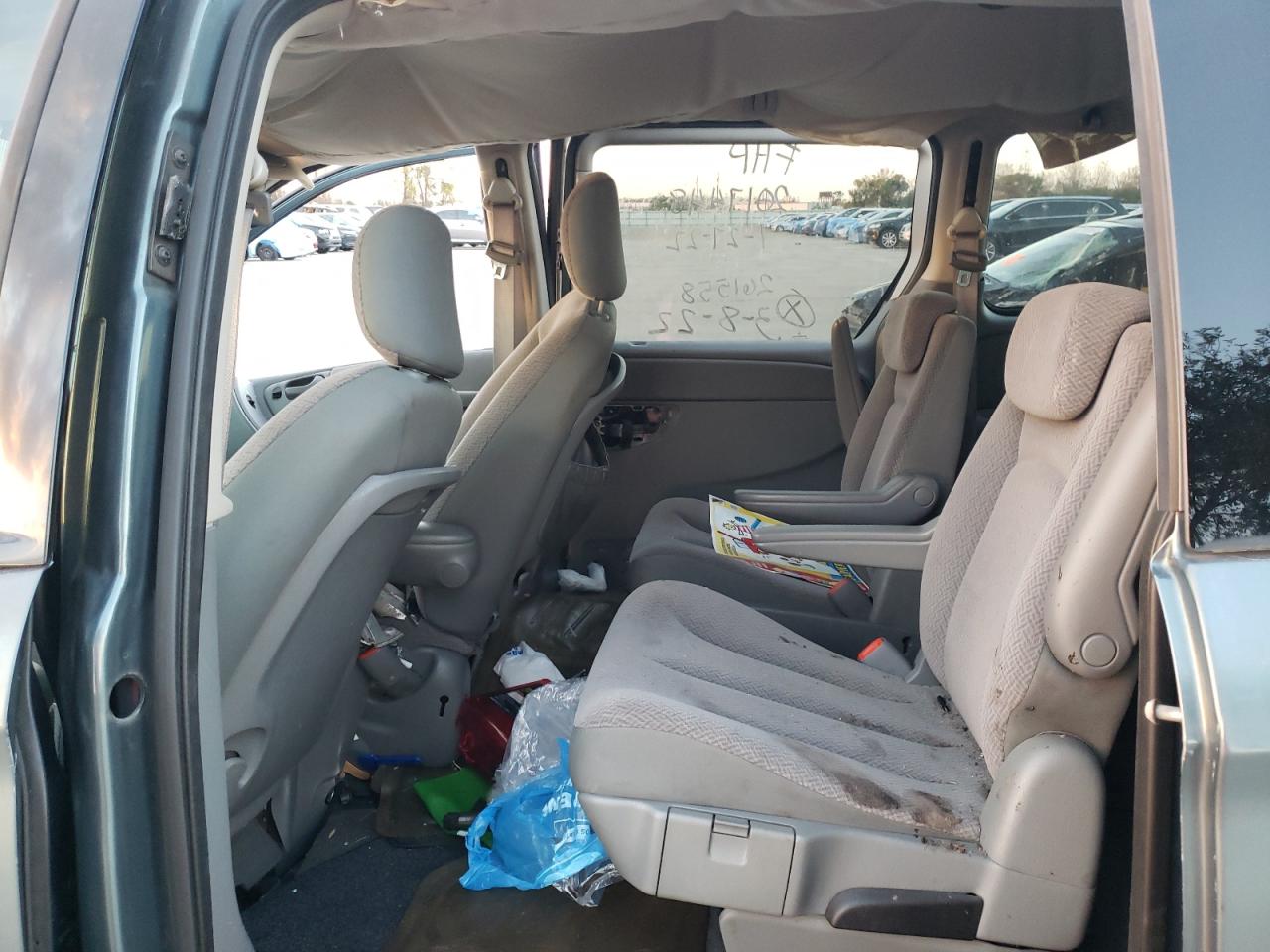 Photo 6 from auction – 2007 CHRYSLER TOWN & COU with VIN 2A4GP44RX7R261558