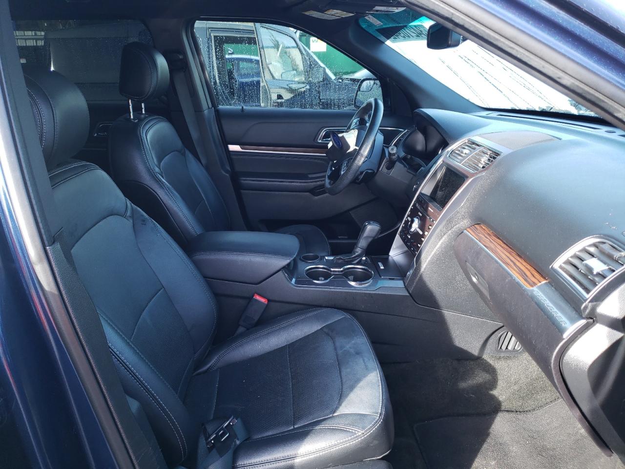 Photo 5 from auction – 2017 FORD EXPLORER L with VIN 1FM5K7F83HGA35331