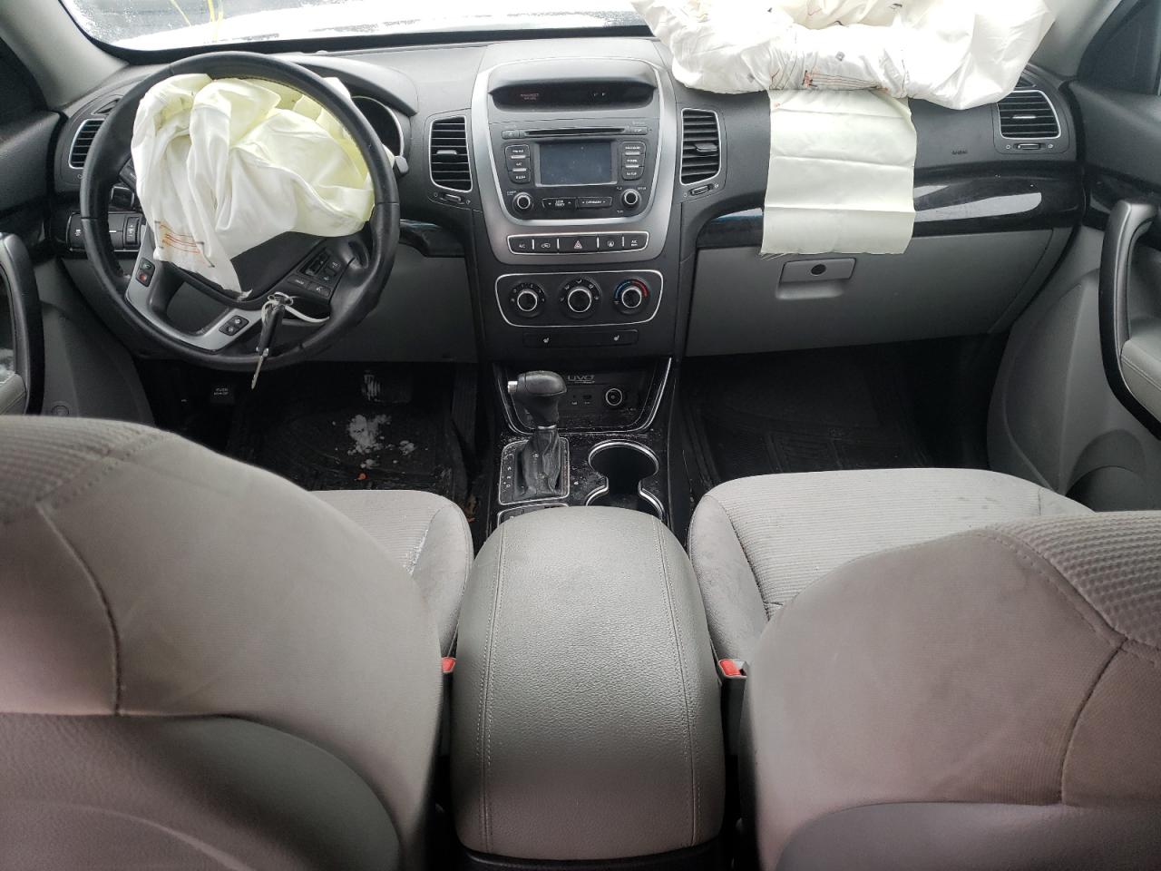 Photo 9 from auction – 2015 KIA SORENTO LX with VIN 5XYKT4A75FG585972