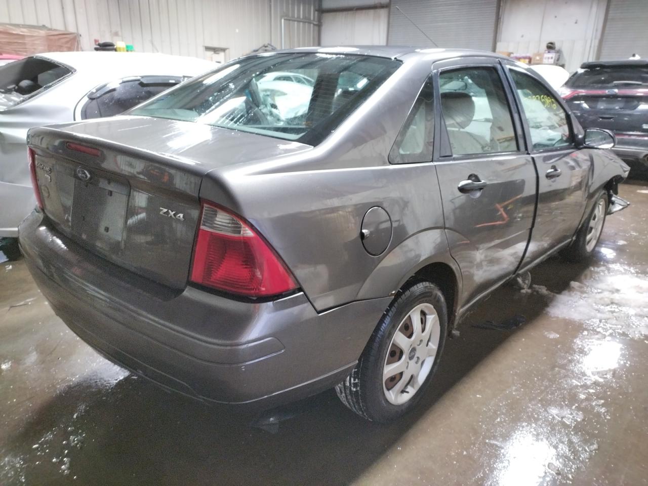 Photo 4 from auction – 2005 FORD FOCUS ZX4 with VIN 1FAFP34N75W285058