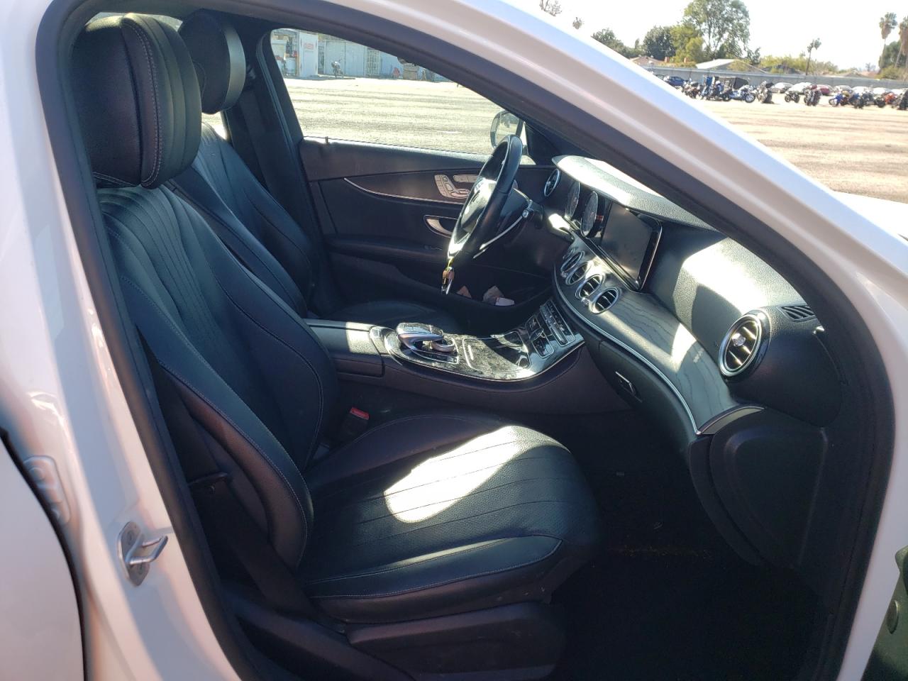Photo 5 from auction – 2017 MERCEDES-BENZ E 300 with VIN WDDZF4JB1HA006981