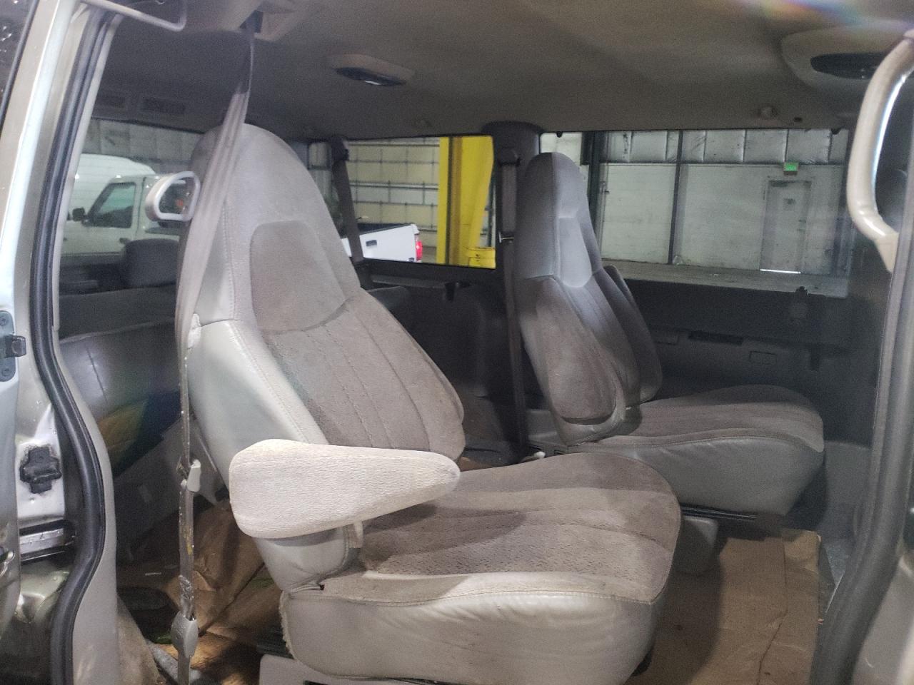 Photo 6 from auction – 2002 CHEVROLET ASTRO with VIN 1GNEL19X22B138804