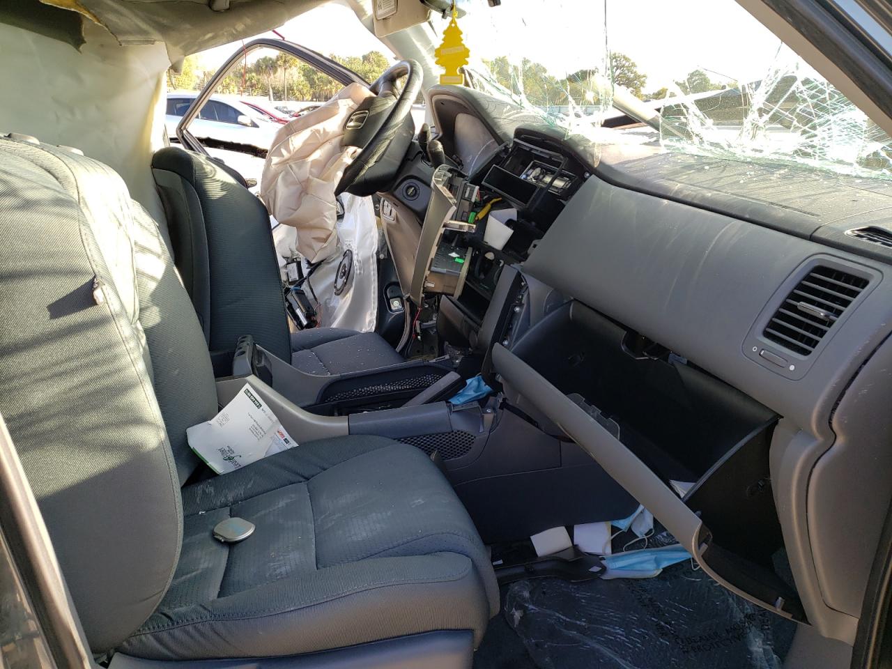 Photo 5 from auction – 2006 HONDA PILOT LX with VIN 5FNYF28176B041343