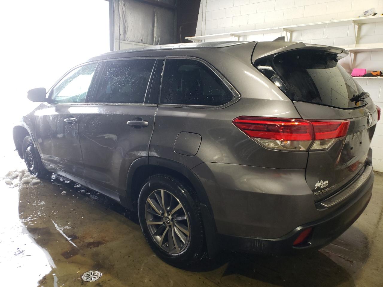 Photo 3 from auction – 2019 TOYOTA HIGHLANDER with VIN 5TDJZRFH3KS730965